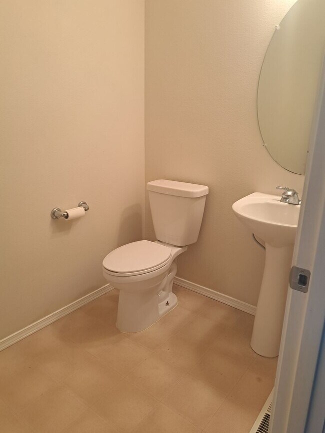 Building Photo - 3 Bedroom Home - Nice back yard -  no applications pending available now !