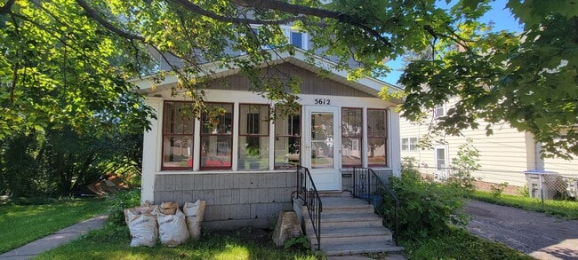 Building Photo - AVAILABLE JUNE 1ST - 2 Bed/ 1 Bath w/ Great Yard!