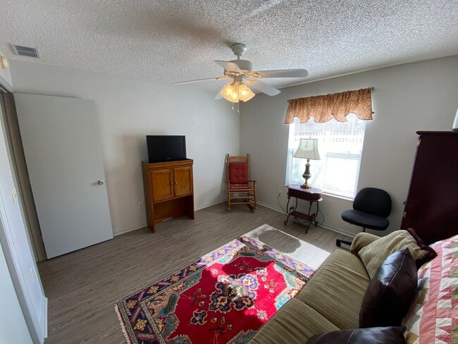 Building Photo - ANNUAL Lease – Turnkey 2+2 Patio Villa in the Desirable Village of Bonnybrook