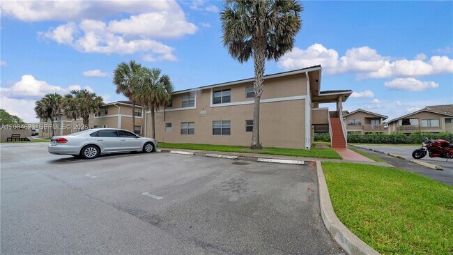 Building Photo - 9964 Twin Lakes Dr