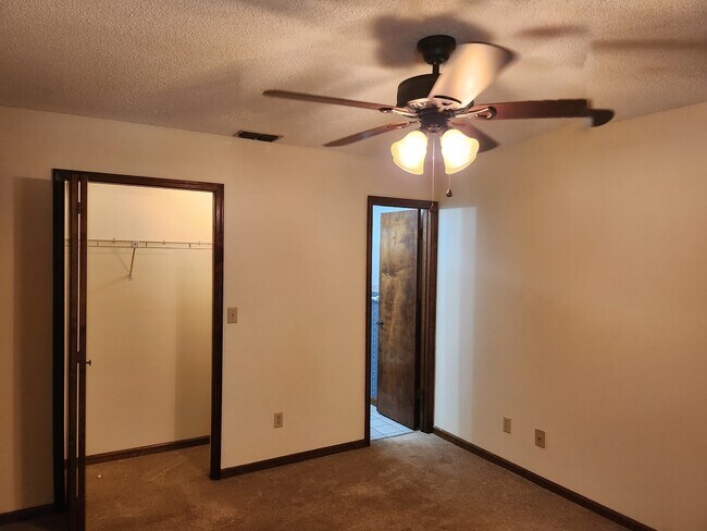 Building Photo - 35097 Whispering Oaks Blvd