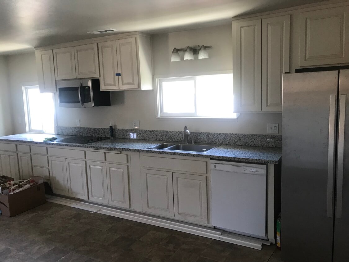 Spacious kitchen has granite countertops. - 314 Rigg St