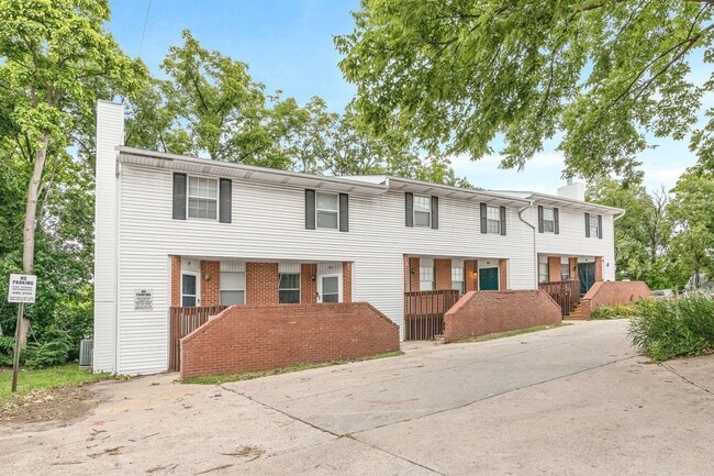 Building Photo - 3 Bed 2 bath Townhome