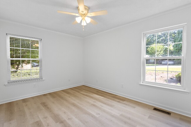 Building Photo - 240 N Cedarbrook Dr