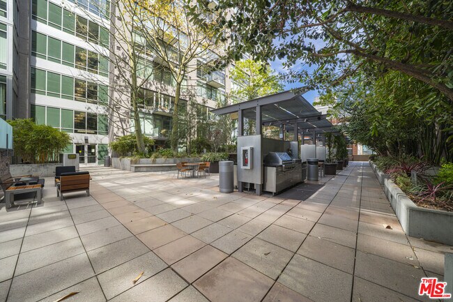 Building Photo - 1100 S Hope St