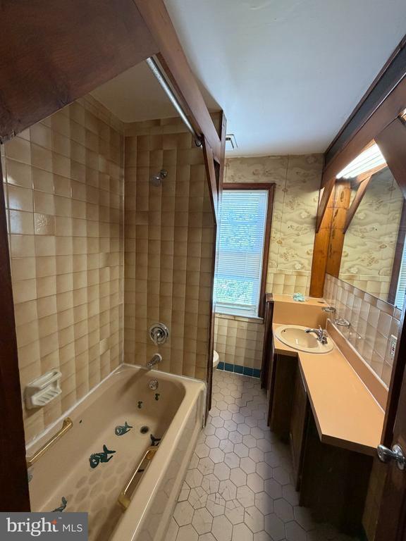 Building Photo - 1919 16th St SE