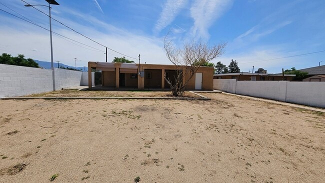 Building Photo - 2 bed with a office