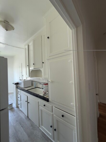 Kitchen 2 - 464 N Spaulding Ave
