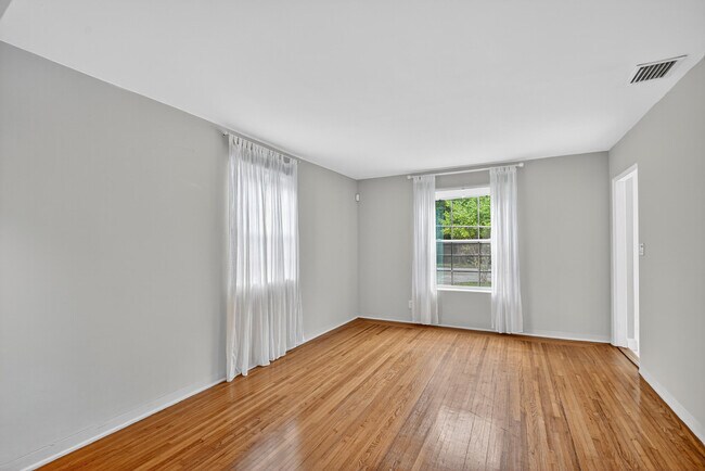 Building Photo - 2817 Poinsettia Ave