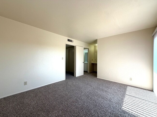 Building Photo - Glendale 3 Bed / 2 Bath Townhome | Two-Story Layout