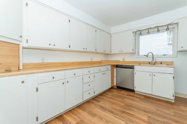 Building Photo - 1810 W Sussex Ave