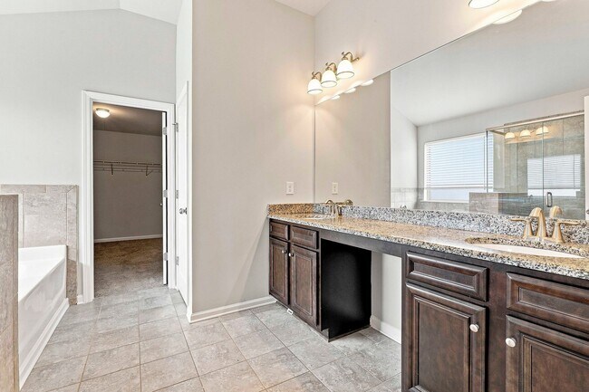 Building Photo - 636 Amrose Way