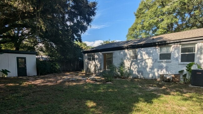 Building Photo - 121 Rue Max St