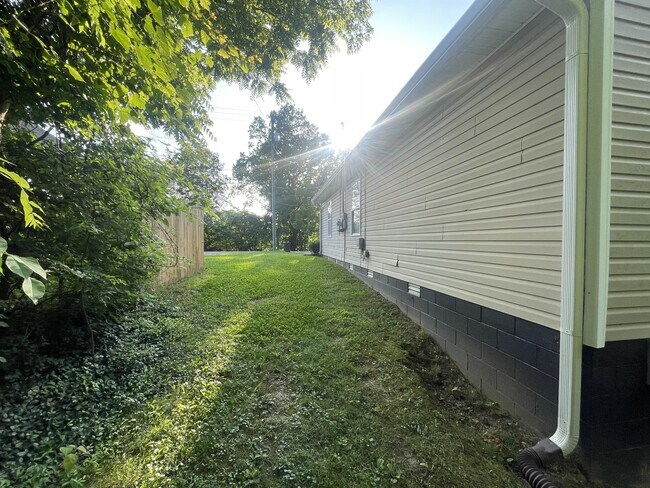 Building Photo - 321 Rossview Rd
