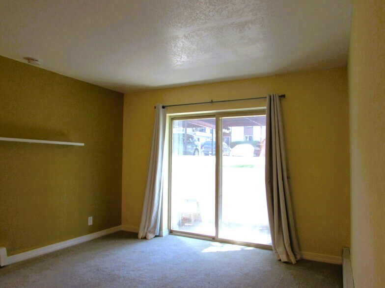 Building Photo - 3150 Lakeside Dr