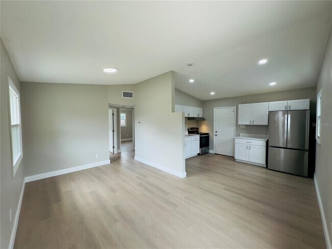 Building Photo - 3235 Oakley Ave S