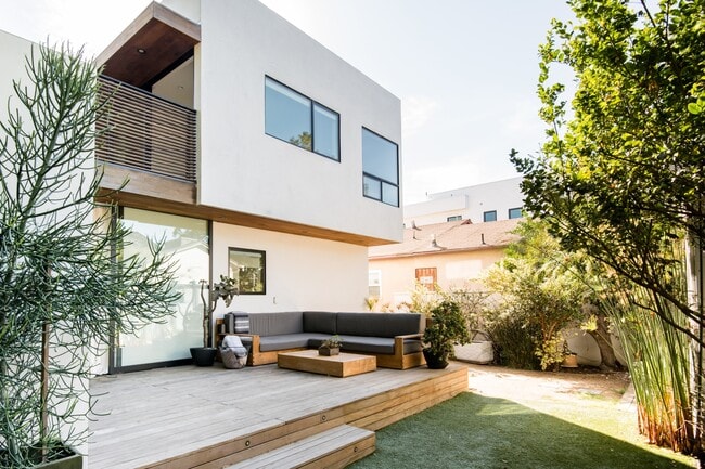 Building Photo - 837 Flower Ave