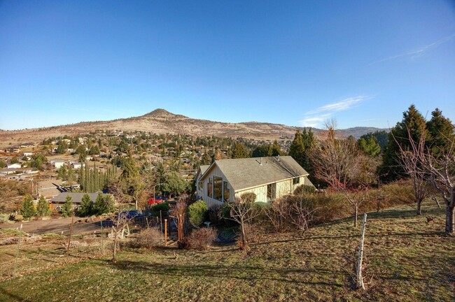 Building Photo - STUNNING 3000 sq ft HOME OFF HILLCREST RD