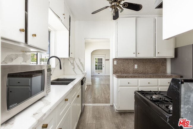 Building Photo - 1553 N Stanley Ave