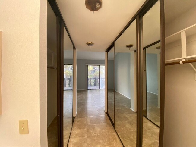 Building Photo - Woodlake Gated Condo Community 2 BD for Le...
