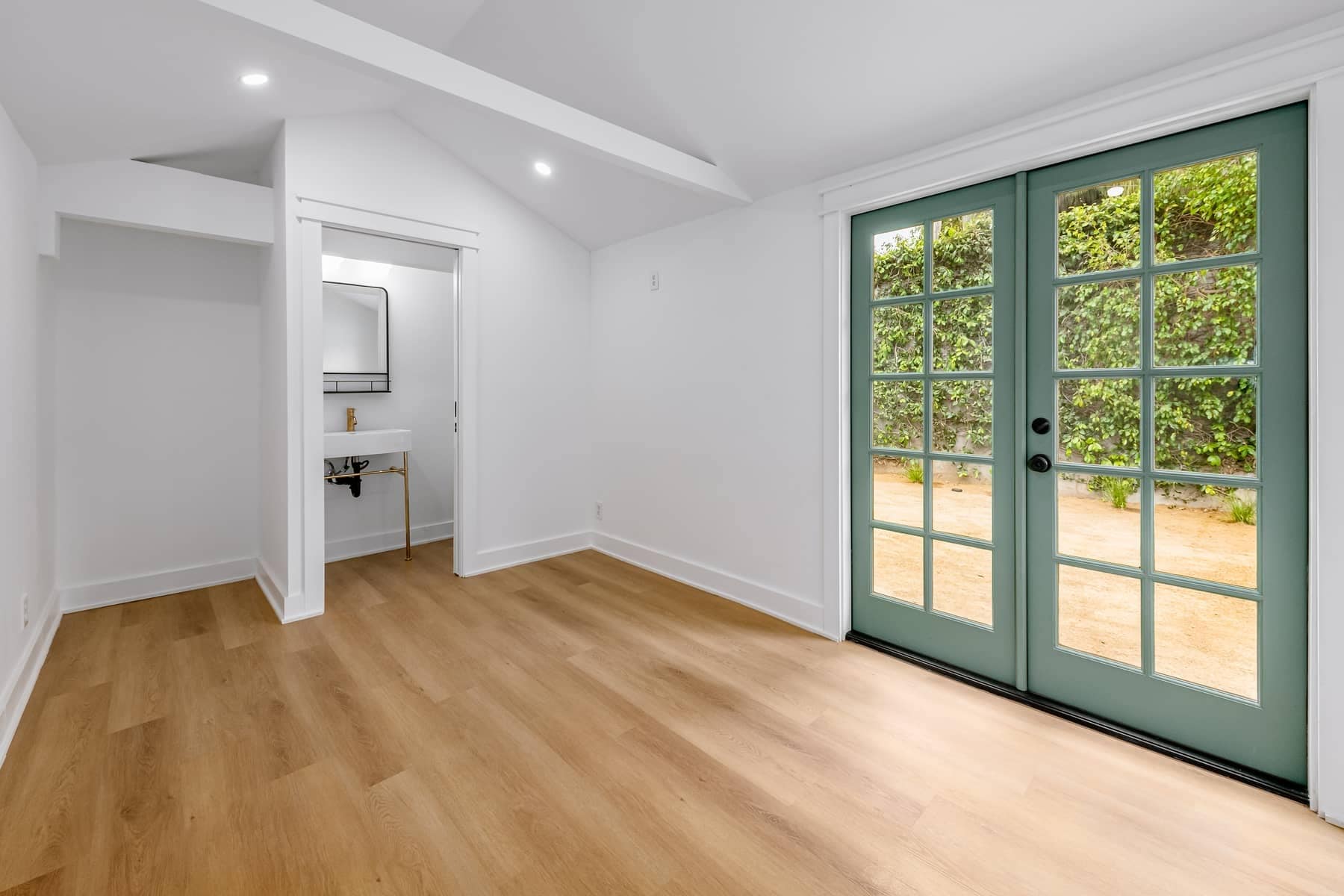 Building Photo - 1425 Cabrillo Ave