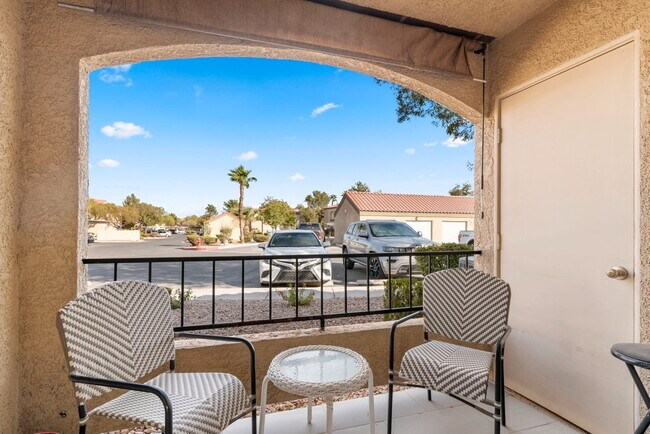 Building Photo - "Chic 3-Bed Townhouse with Granite Countertops on West Flamingo Road, Las Vegas!"