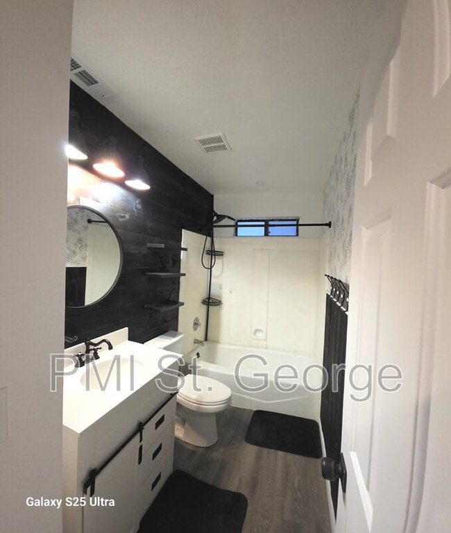 Building Photo - 460 S Main St