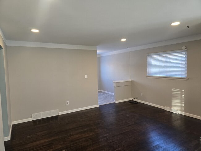 Building Photo - 1111 N Kenwood Ave