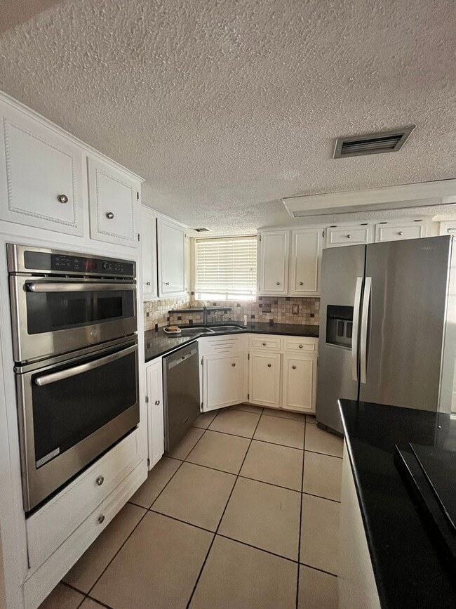 Building Photo - 4/3-Royalton Subdivision / Country Club Estates area