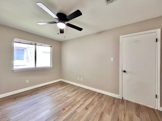 Building Photo - 3/BR 2/BA Home with Natural Light, Big Bac...