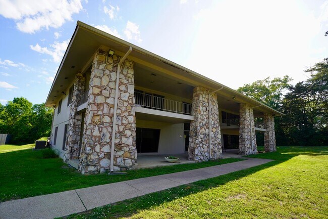 Building Photo - NICE One Level Nashville Area Home Near Lakes and Airport!