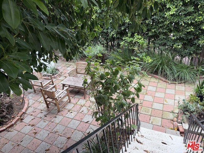 Building Photo - 1132 N Vista St