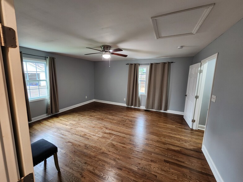 Building Photo - 1377 Avon Ave SW