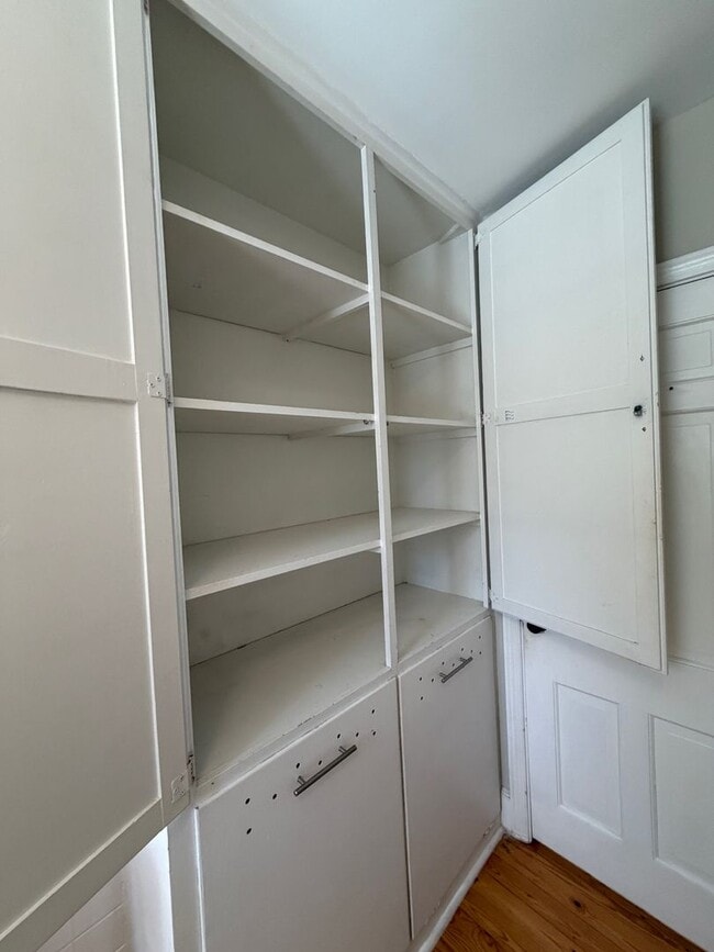 Building Photo - Shorewood Drive