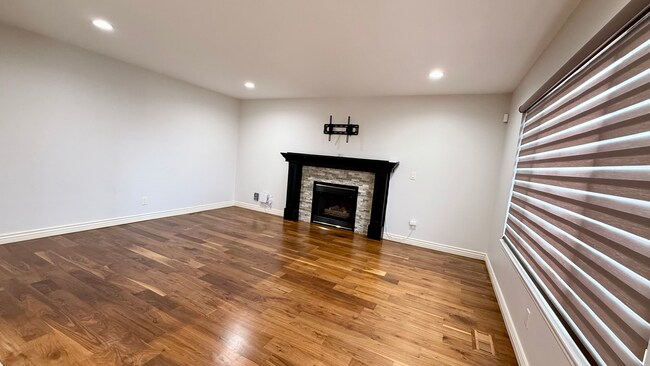 Building Photo - GOURMET KITCHEN-D20-6 BEDROOMS