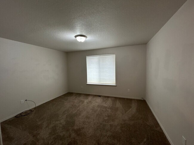 Building Photo - 3 Bedroom / 2 Bathroom Home in SE Madras