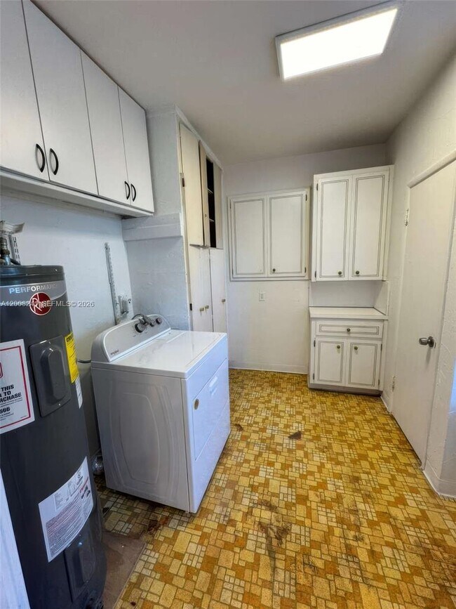 Building Photo - 4582 Royal Palm Ave