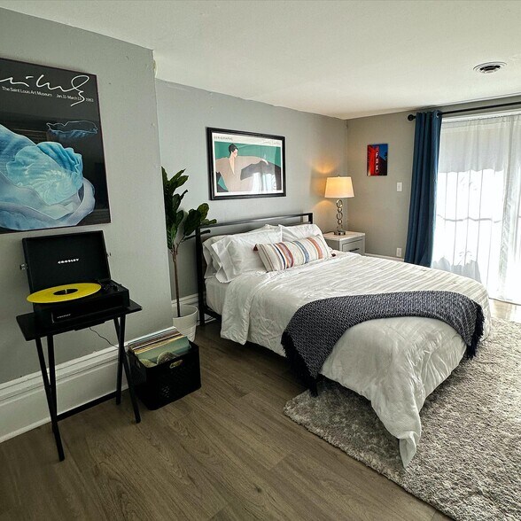 Queen bed - 4628 McPherson Ave