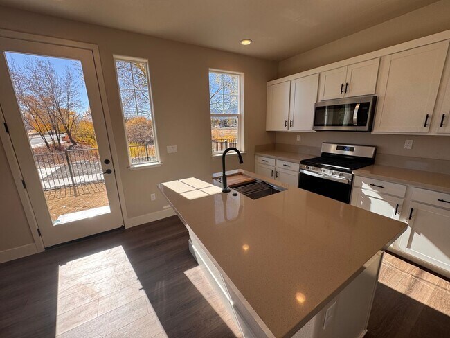 Building Photo - NEW! 3/2.5/2 Townhome in Gardnerville