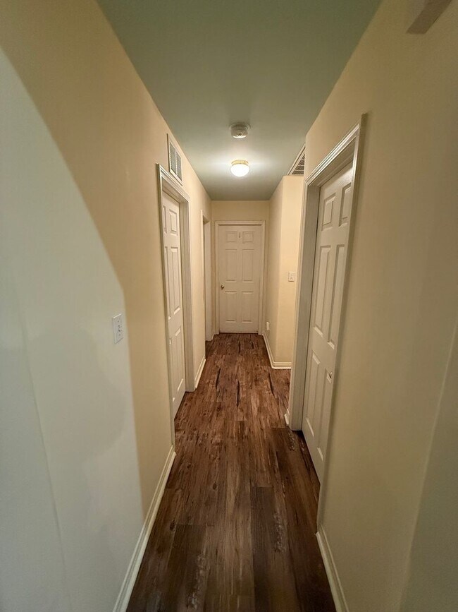 Building Photo - Beautifully Maintained 3-Bedroom Plus Offi...