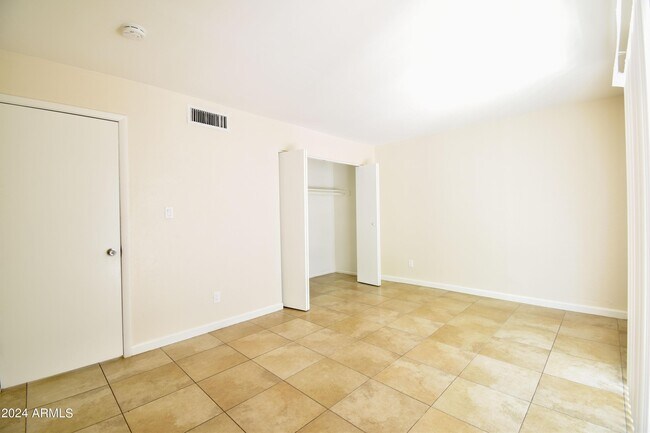 Building Photo - 4423 N 13th Pl