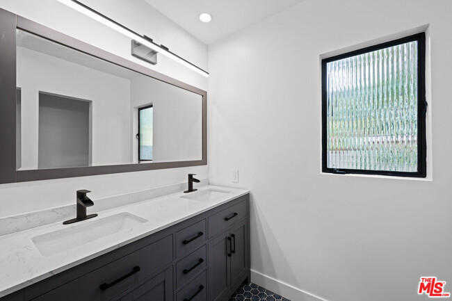 Building Photo - 1027 Acanto Pl
