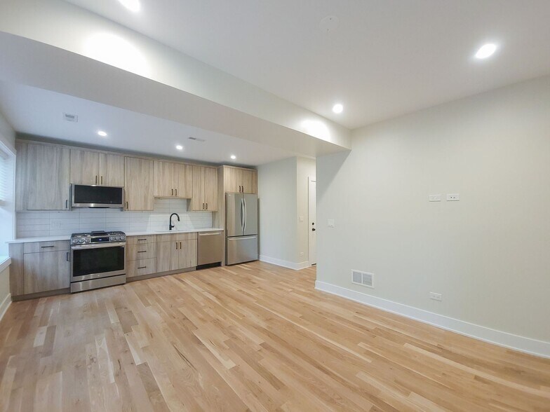 Building Photo - 2019 W Ainslie St