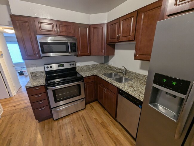 Building Photo - Ravenswood Renovated One Bedroom