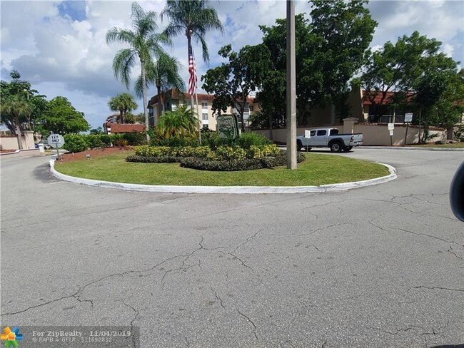 Building Photo - 4156 Inverrary Dr