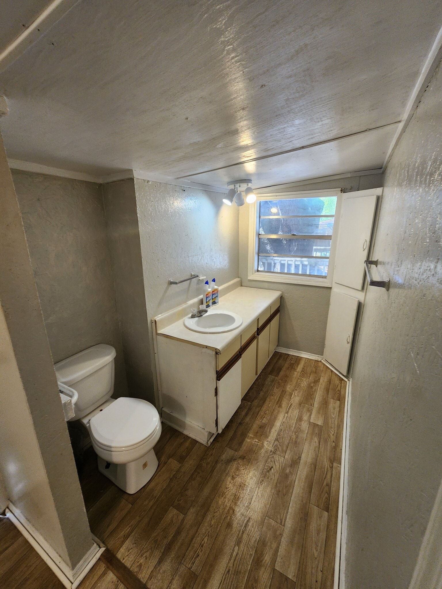 Building Photo - 5670 Lauramore Rd