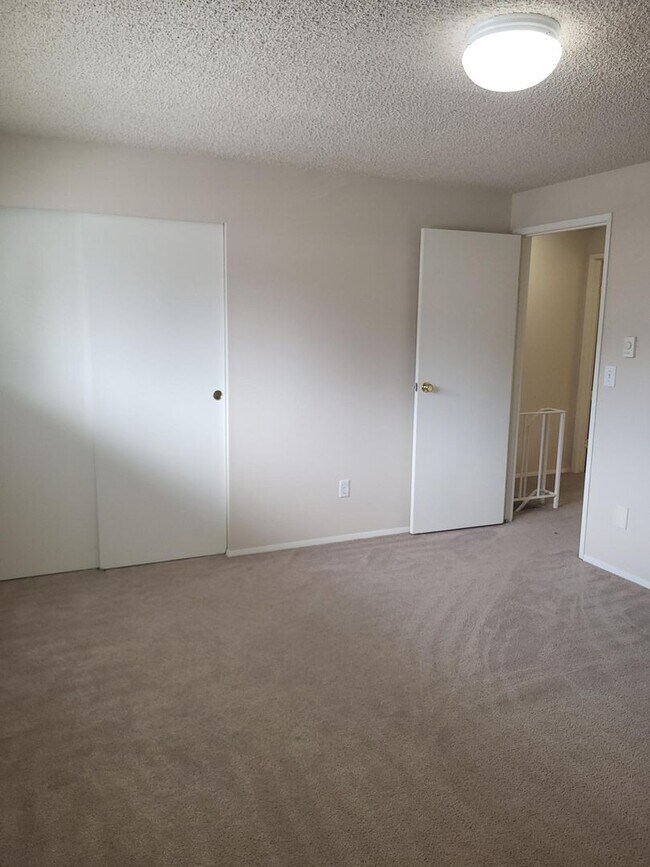Building Photo - Watts-8309 Villa