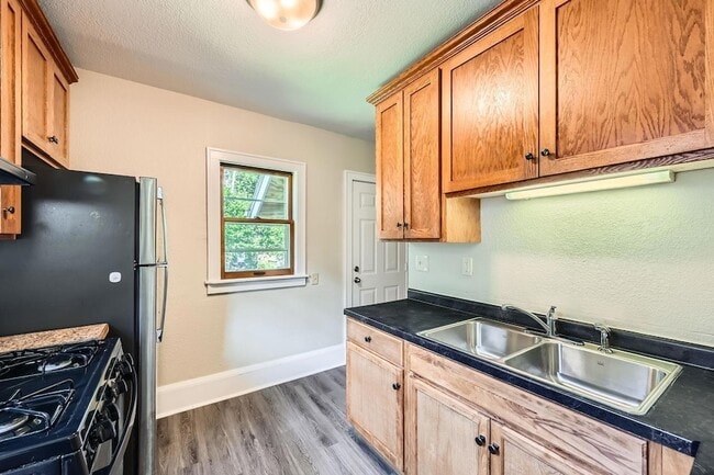 Building Photo - 1083 Western Ave N