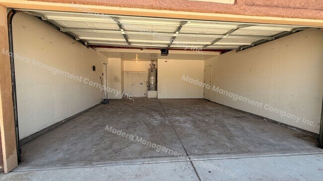 Building Photo - 4 Bed/ 2 Bath Available Now!