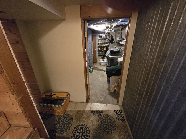 Building Photo - 417 E Tamarack St